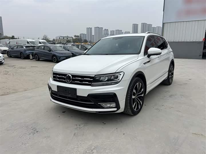 Фото 2 - Volkswagen Tiguan L Pro