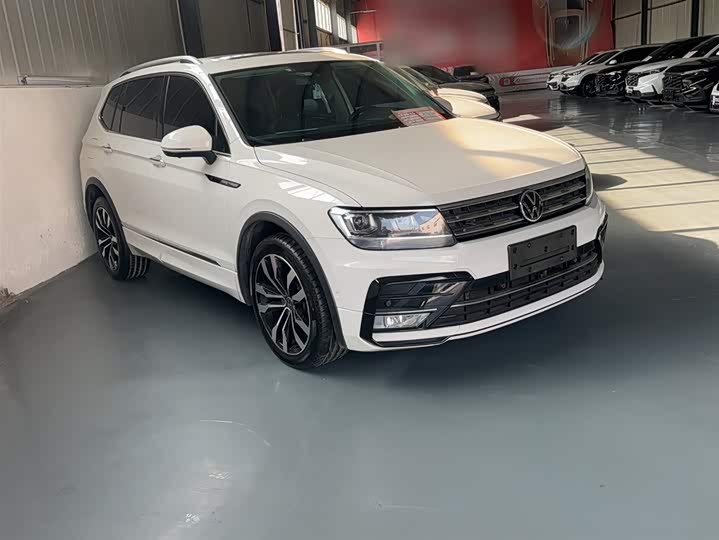Фото 7 - Volkswagen Tiguan L Pro