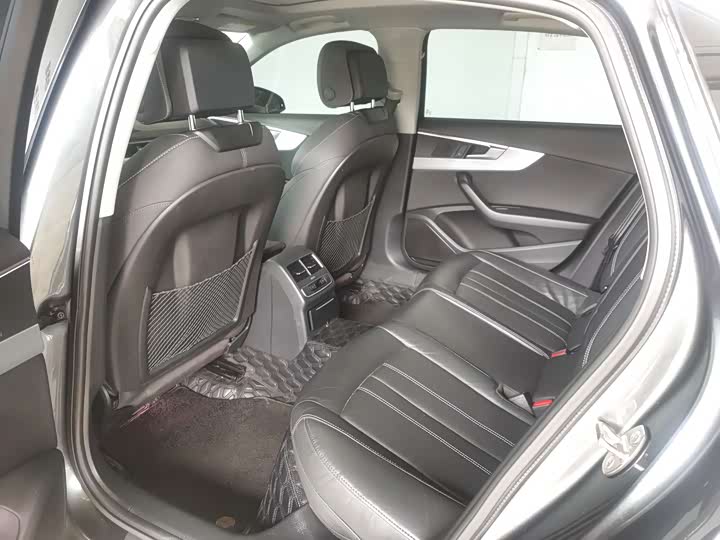 Фото 10 - Audi A4L