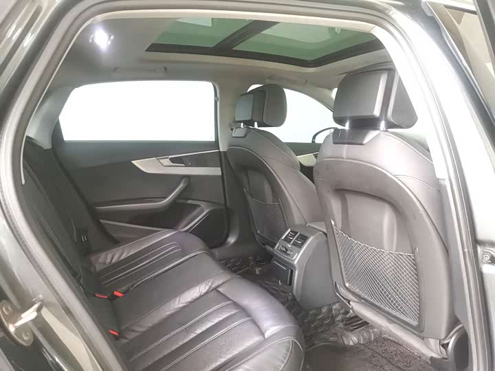 Фото 12 - Audi A4L