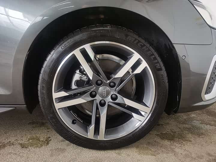 Фото 8 - Audi A4L