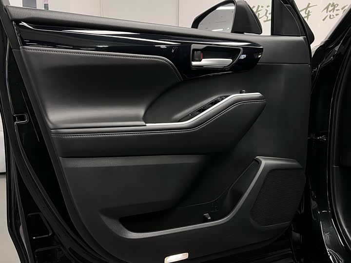 Фото 21 - Toyota Highlander