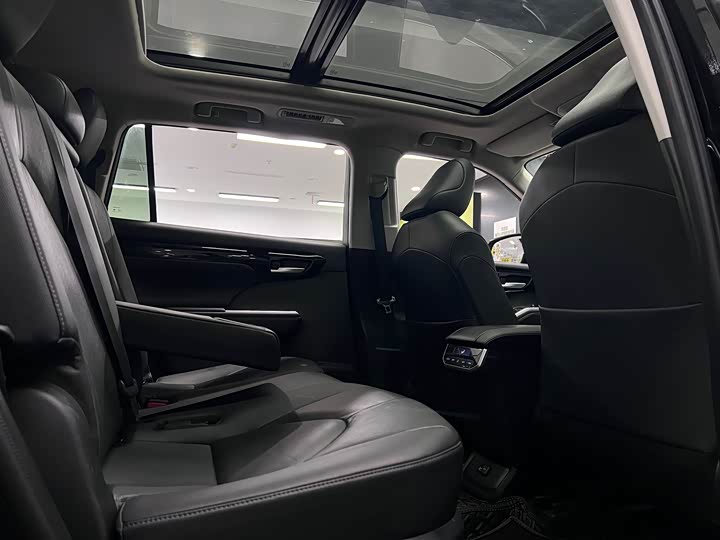 Фото 29 - Toyota Highlander