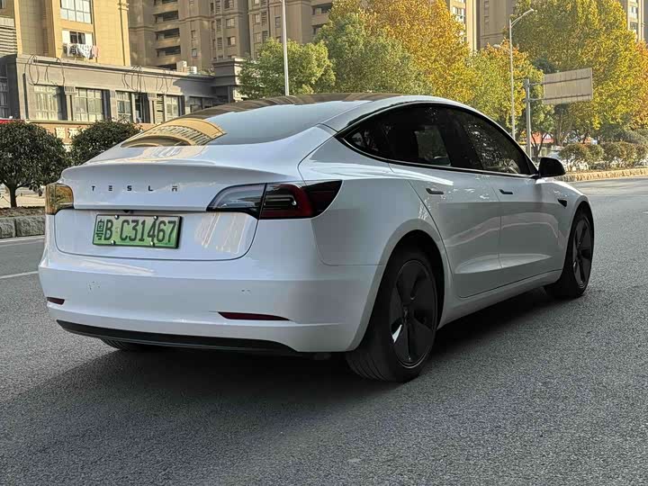 Фото 10 - Tesla Model 3