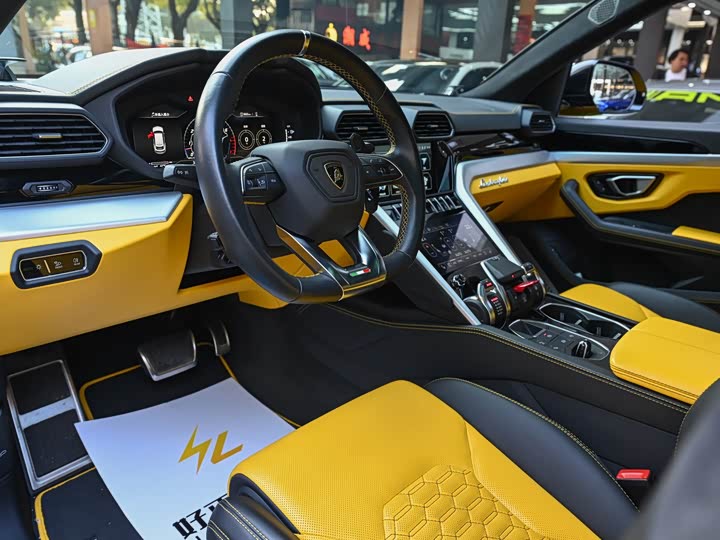 Фото 6 - Lamborghini Urus