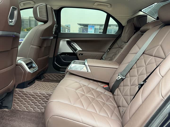 Фото 10 - BMW 7 Series