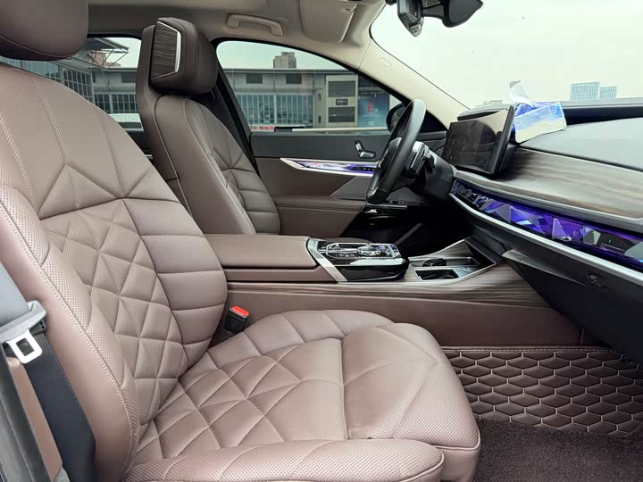 Фото 11 - BMW 7 Series