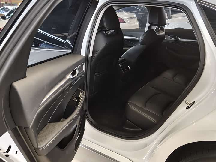 Фото 4 - Geely Preface