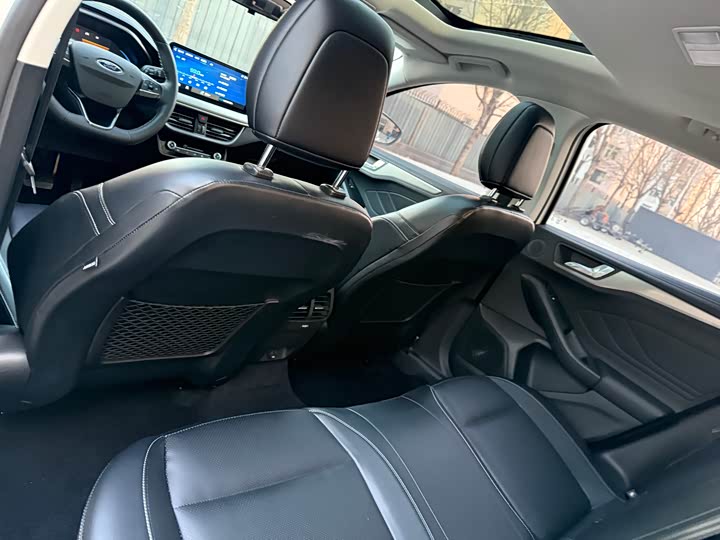 Фото 13 - Ford Focus