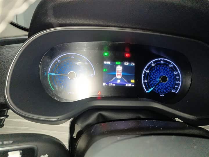 Фото 12 - Hongqi E-QM5