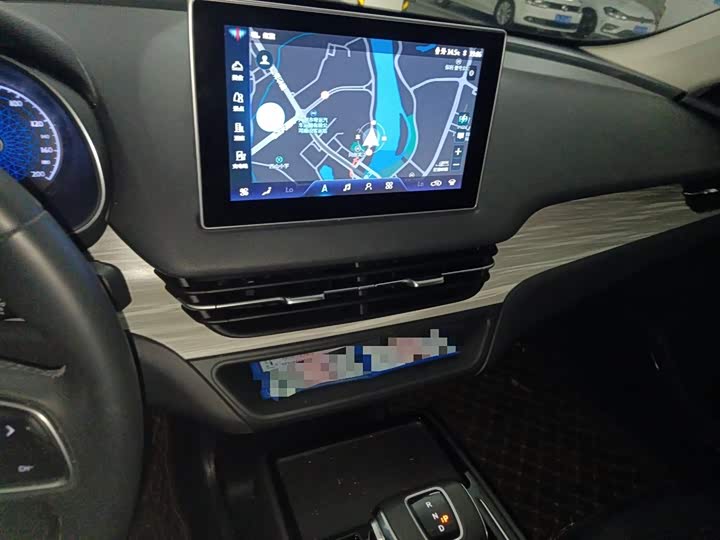 Фото 13 - Hongqi E-QM5