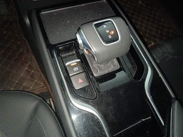 Фото 14 - Hongqi E-QM5