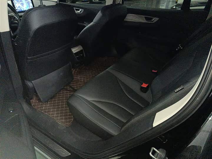 Фото 17 - Hongqi E-QM5