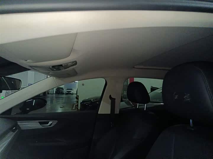 Фото 18 - Hongqi E-QM5