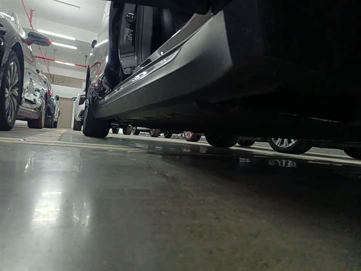 Фото 21 - Hongqi E-QM5