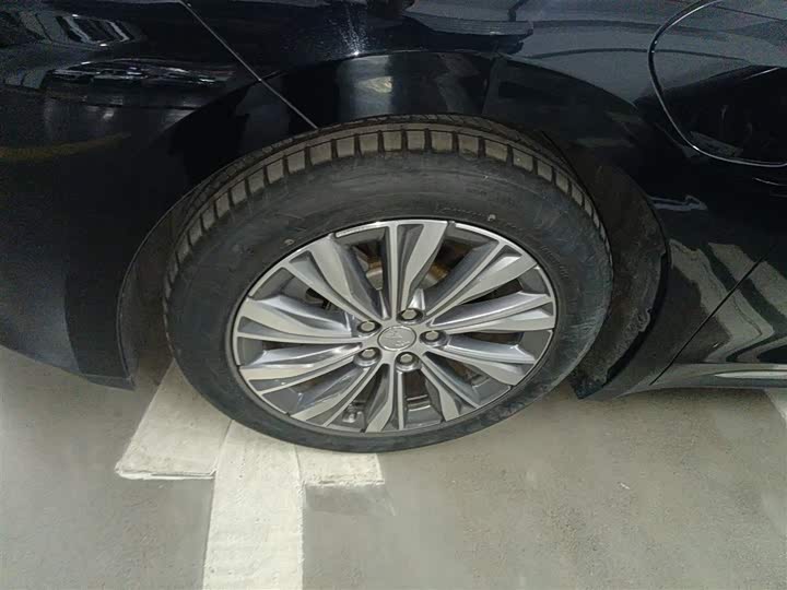 Фото 23 - Hongqi E-QM5