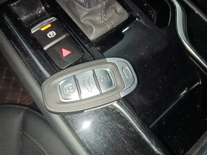 Фото 9 - Hongqi E-QM5