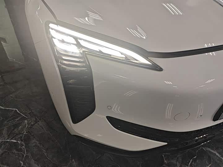 Фото 13 - Hongqi EH7