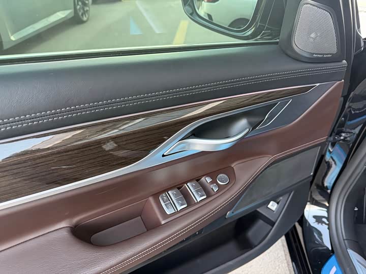 Фото 10 - BMW 7 Series