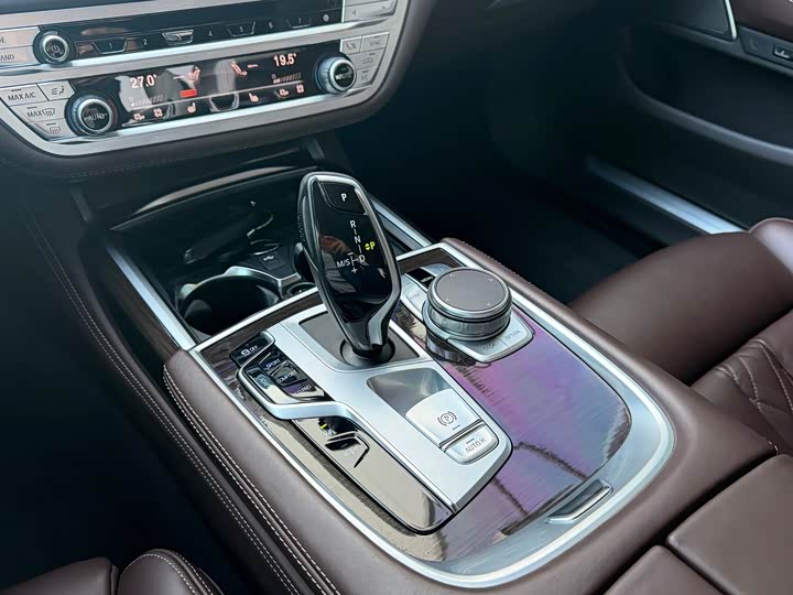 Фото 13 - BMW 7 Series