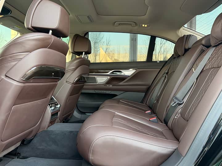 Фото 14 - BMW 7 Series