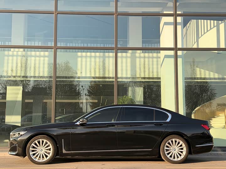 Фото 2 - BMW 7 Series