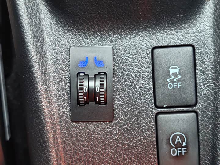 Фото 10 - Toyota Yaris L Hatchback