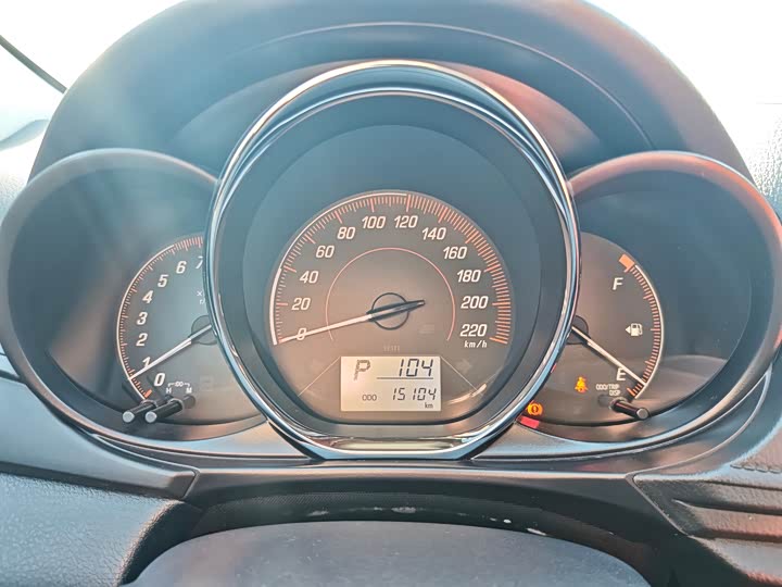 Фото 13 - Toyota Yaris L Hatchback