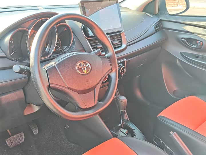 Фото 14 - Toyota Yaris L Hatchback