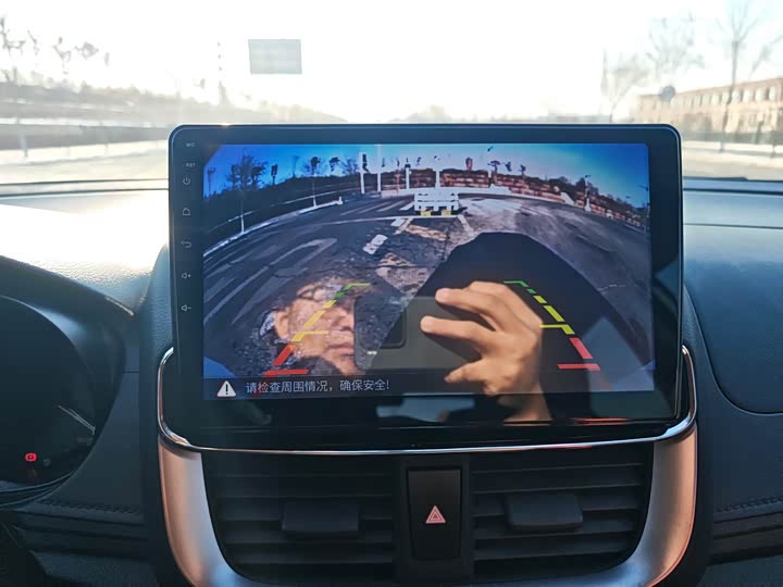 Фото 15 - Toyota Yaris L Hatchback