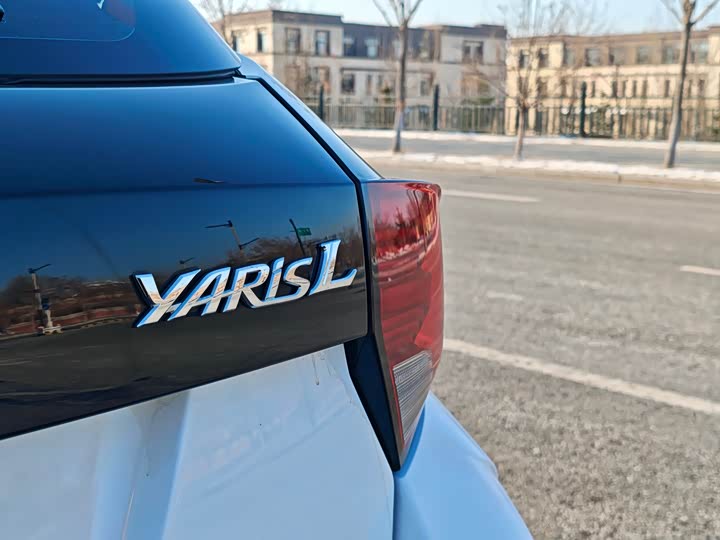 Фото 5 - Toyota Yaris L Hatchback