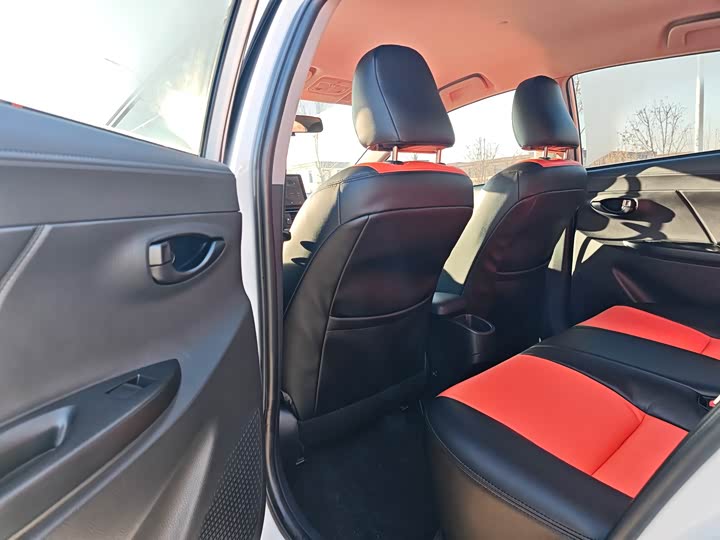 Фото 8 - Toyota Yaris L Hatchback