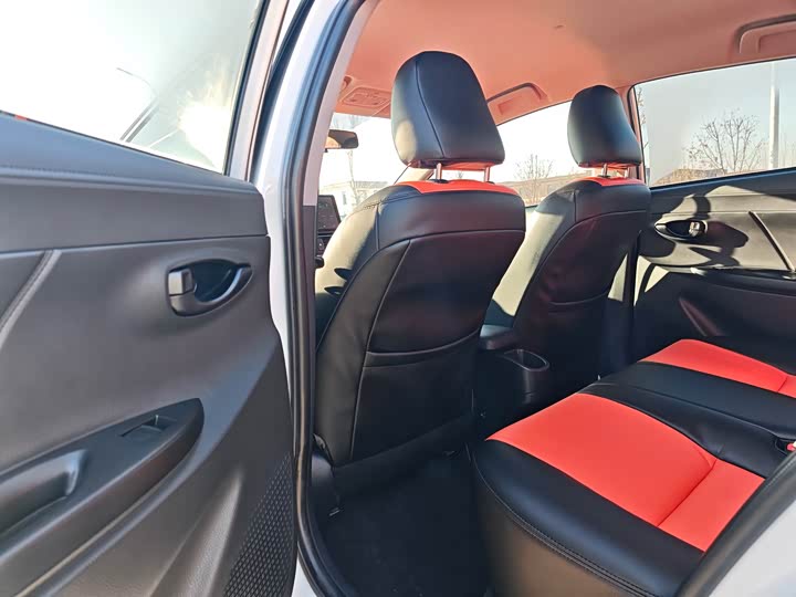 Фото 9 - Toyota Yaris L Hatchback