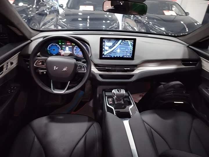 Фото 10 - Hongqi E-QM5