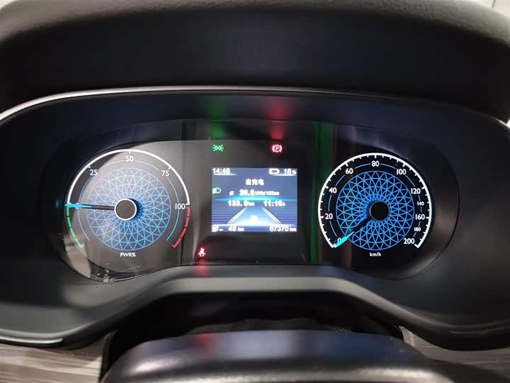 Фото 12 - Hongqi E-QM5