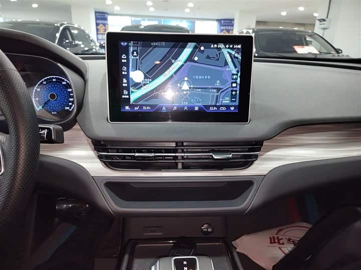 Фото 13 - Hongqi E-QM5