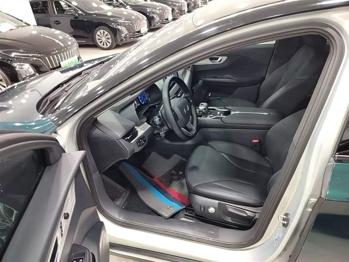 Фото 16 - Hongqi E-QM5