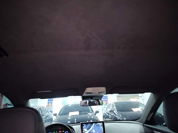 Фото 18 - Hongqi E-QM5