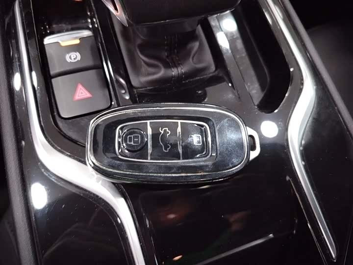 Фото 9 - Hongqi E-QM5