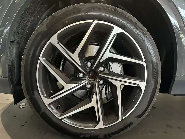 Фото 10 - Audi Q6L e-tron