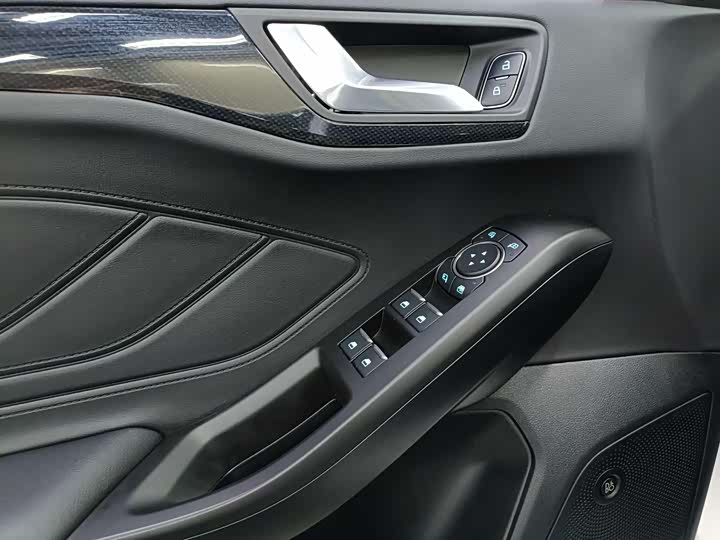 Фото 11 - Ford Focus