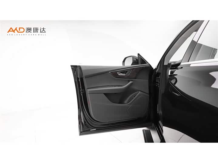 Фото 10 - Audi Q8