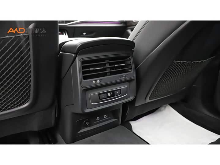 Фото 9 - Audi Q8