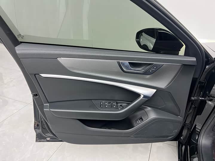 Фото 17 - Audi A6L