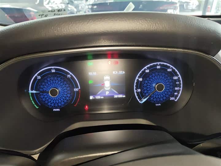 Фото 12 - Hongqi E-QM5