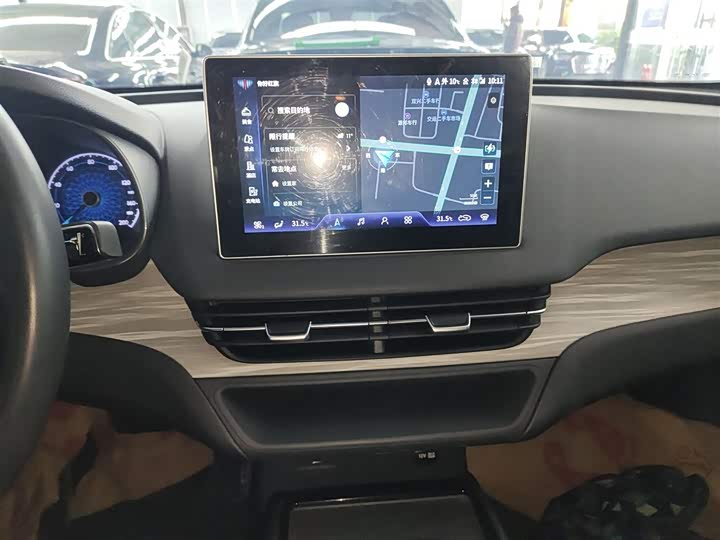 Фото 13 - Hongqi E-QM5