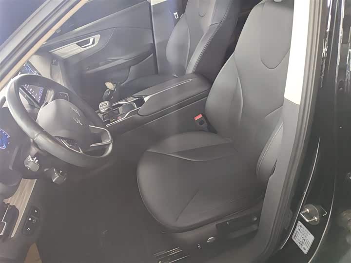 Фото 15 - Hongqi E-QM5