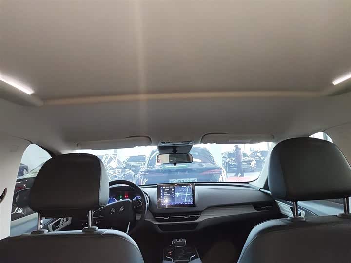 Фото 18 - Hongqi E-QM5