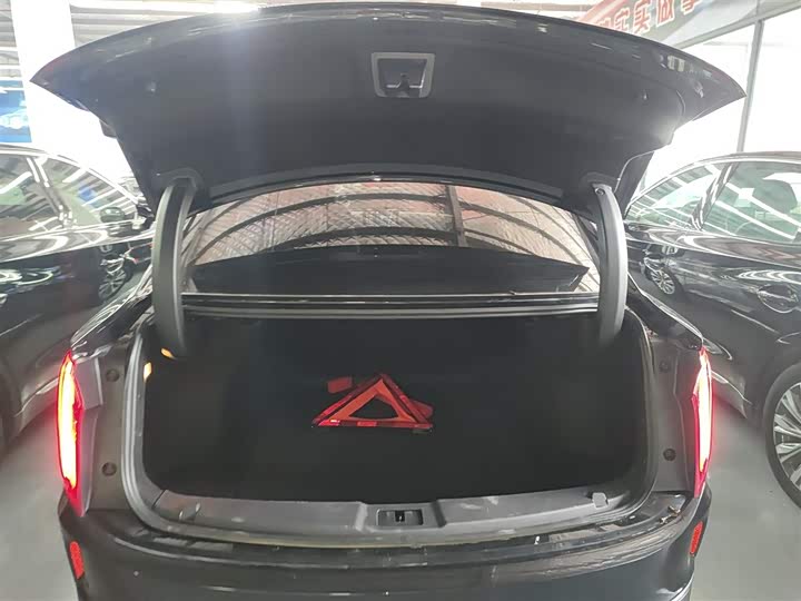 Фото 19 - Hongqi E-QM5