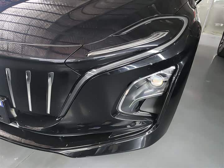 Фото 24 - Hongqi E-QM5